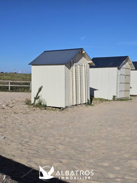 a la vente cabine de plage Ouistreham premier poste de secours