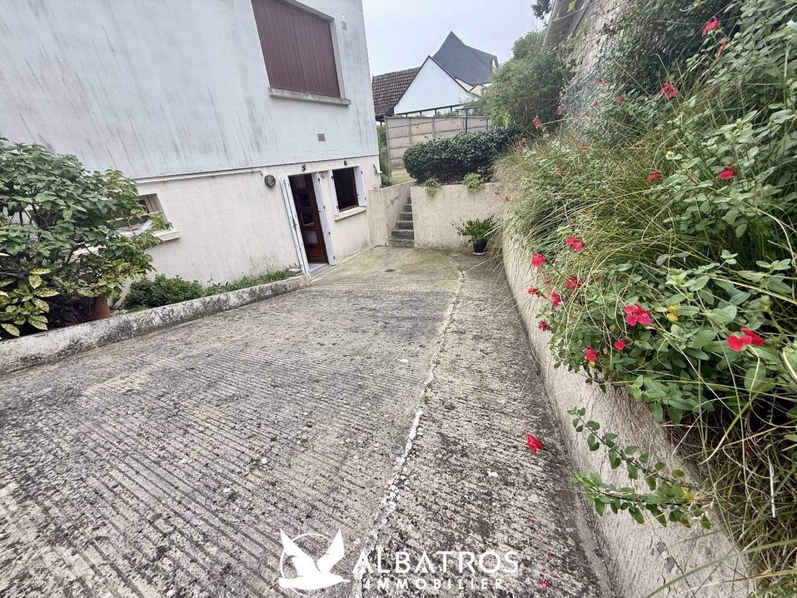 Aux pieds des commerces Riva bella 14150