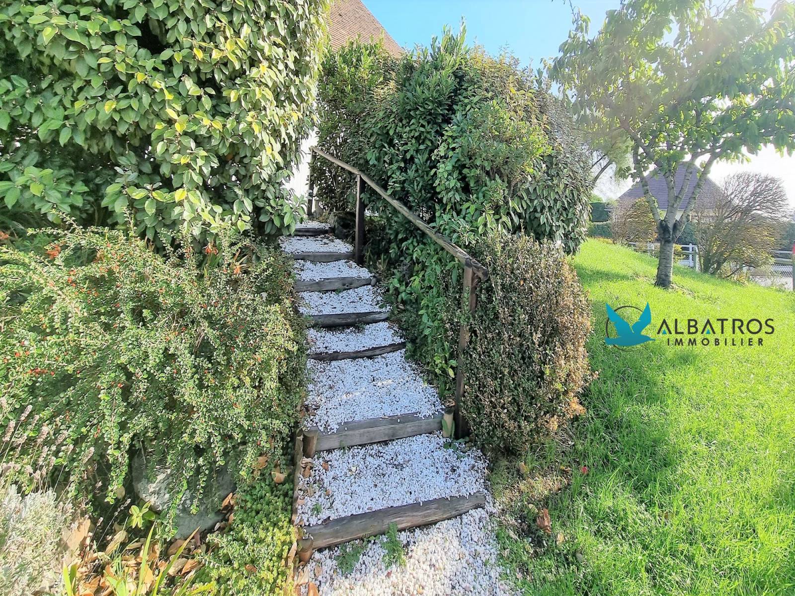 MAISON 2 CHAMBRES AVEC JARDIN ET SEJOUR LUMINEUX