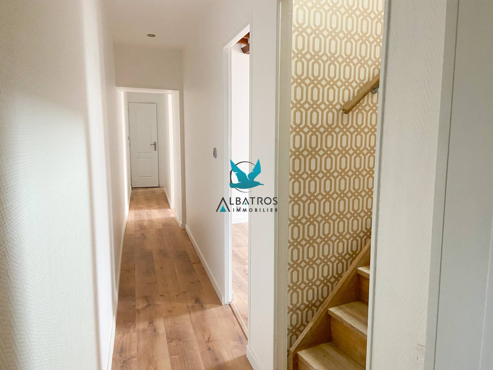 A acquérir grande maison avec cour extérieure portail électrique et visiophone