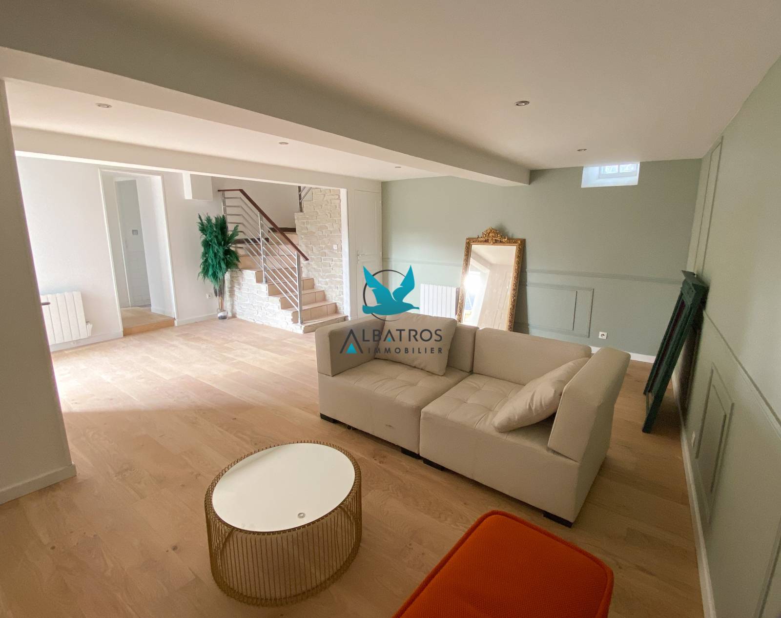 A la vente en bord de mer maison avec cour extérieure 