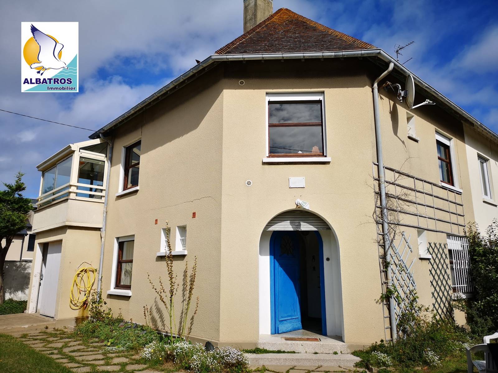 A vendre belle maison avec véranda bord de mer