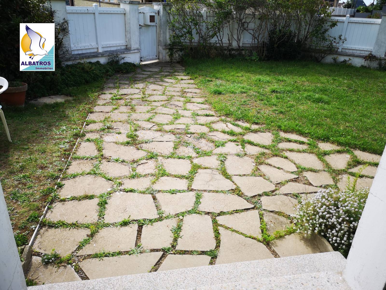 A acquérir grande maison avec jardin et garage proche plage