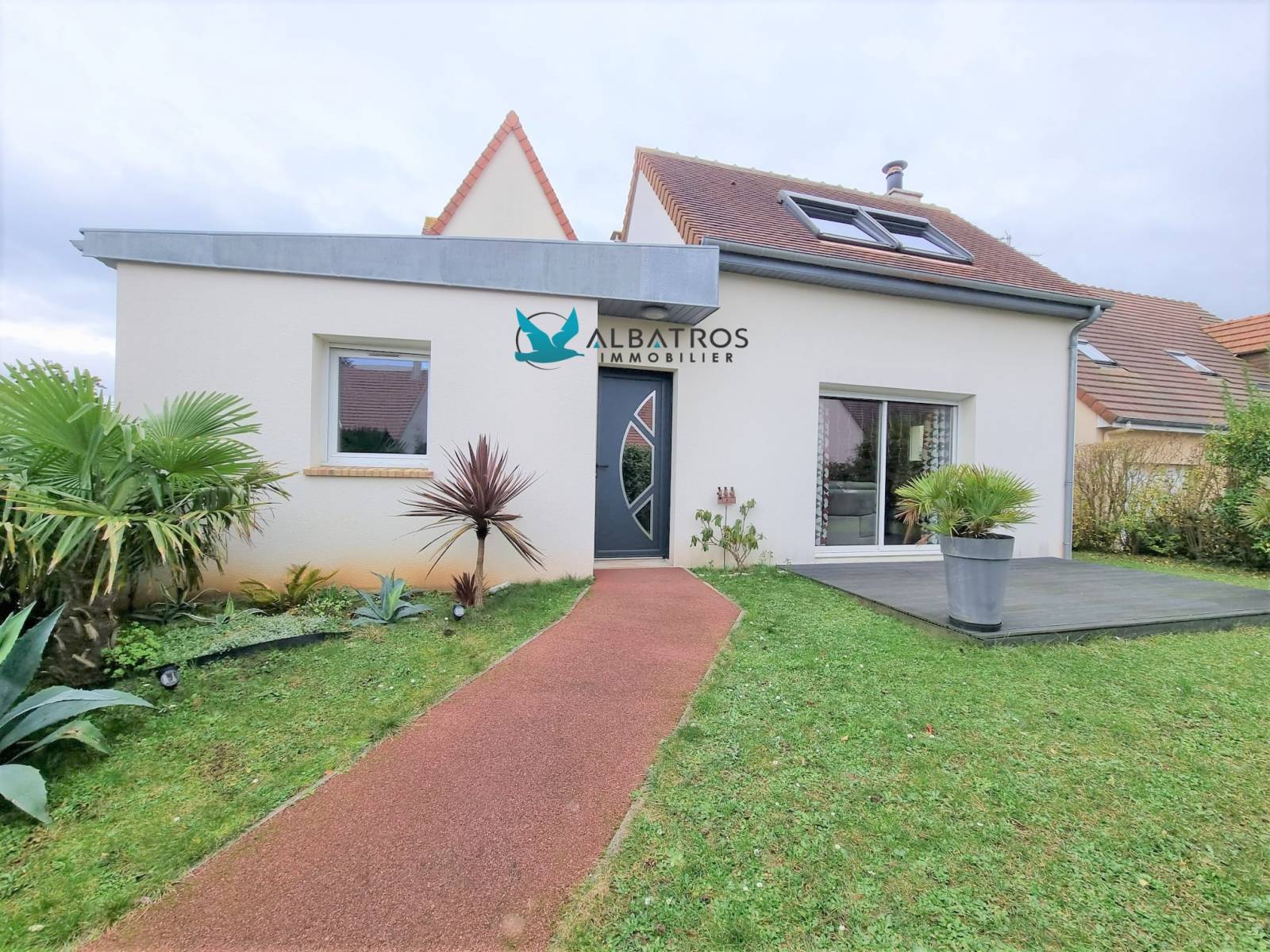 A vendre, grande maison proche de la mer