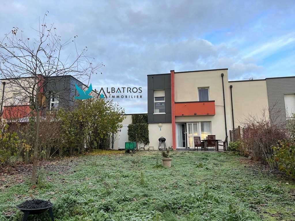 A VENDRE MAISON AVEC 3 CHAMBRES DANS UN QUARTIER CALME