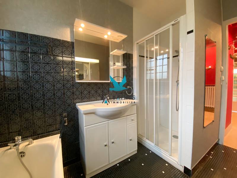 SALLE DE BAIN EN RDC AVEC DOUCHE ET BAIGNOIRE A VENDRE COTE NORMANDE