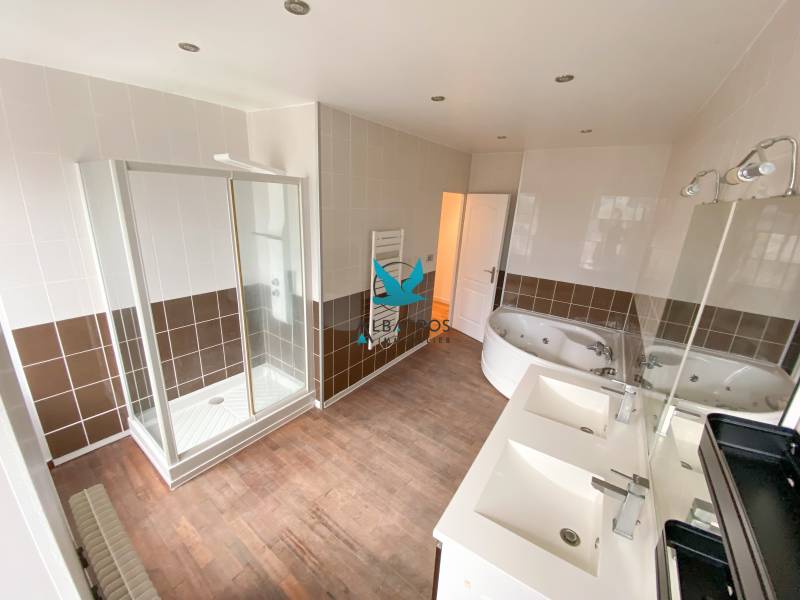 Vente maison 260 m² de 8 pièces principales dont 5 chambres 2 salles de bain