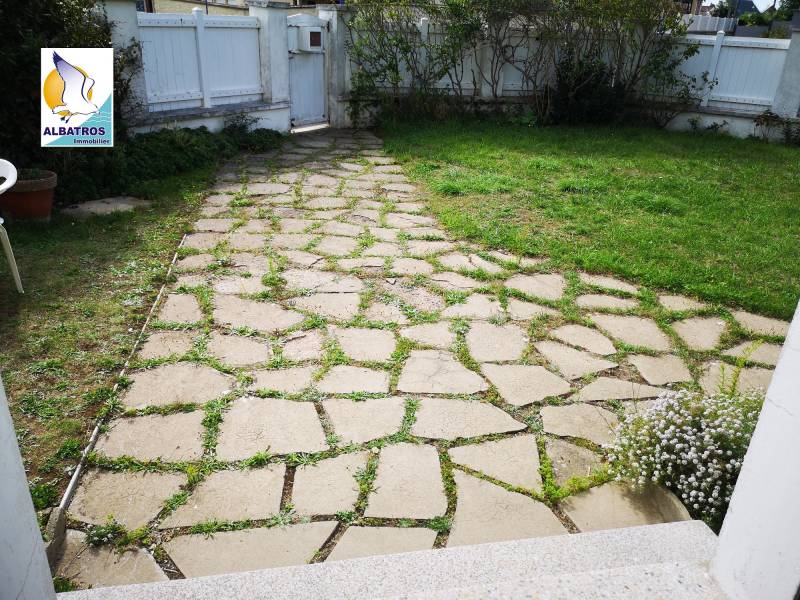 A acquérir grande maison avec jardin et garage proche plage