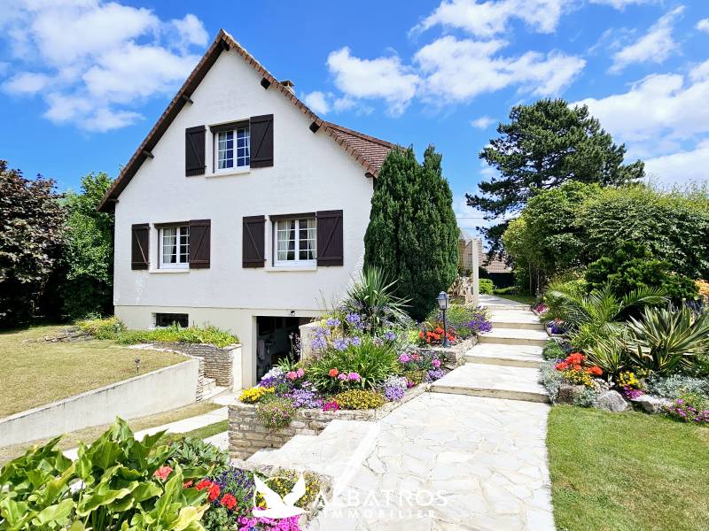 A VENDRE • Grande maison des années 70, 6 pièces principales, 4 chambres, 138 m² habitable, proche commerces dans un quartier calme